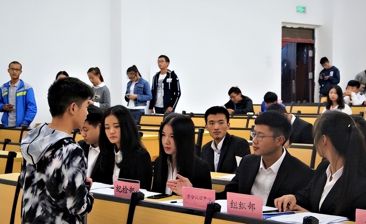 青岛市|“我985学历，凭啥要瞧得起你大专生，”一名本科生的观点火了