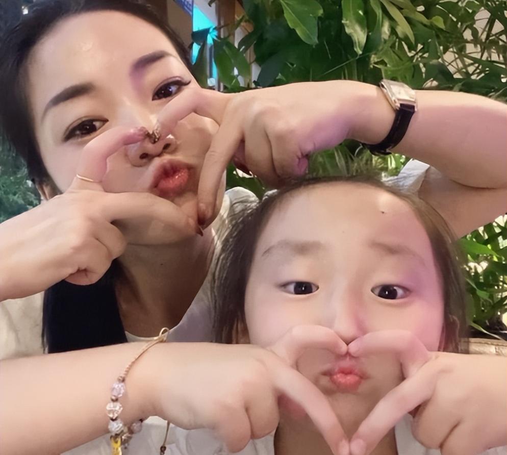 杨子钰妈妈靠女儿吸粉15.9W后,被喊话改名字,她却拿生娃说事