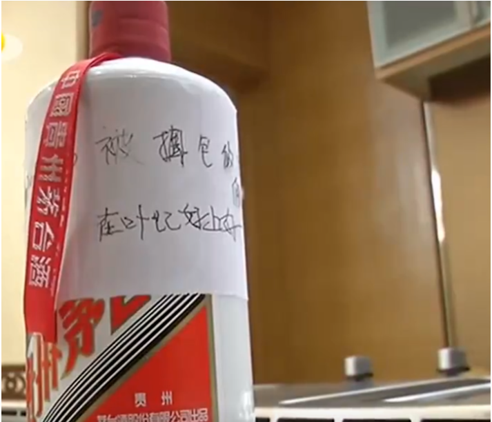 西安,男子一行人到酒店吃饭,带两瓶茅台酒,服务员主动帮忙开酒