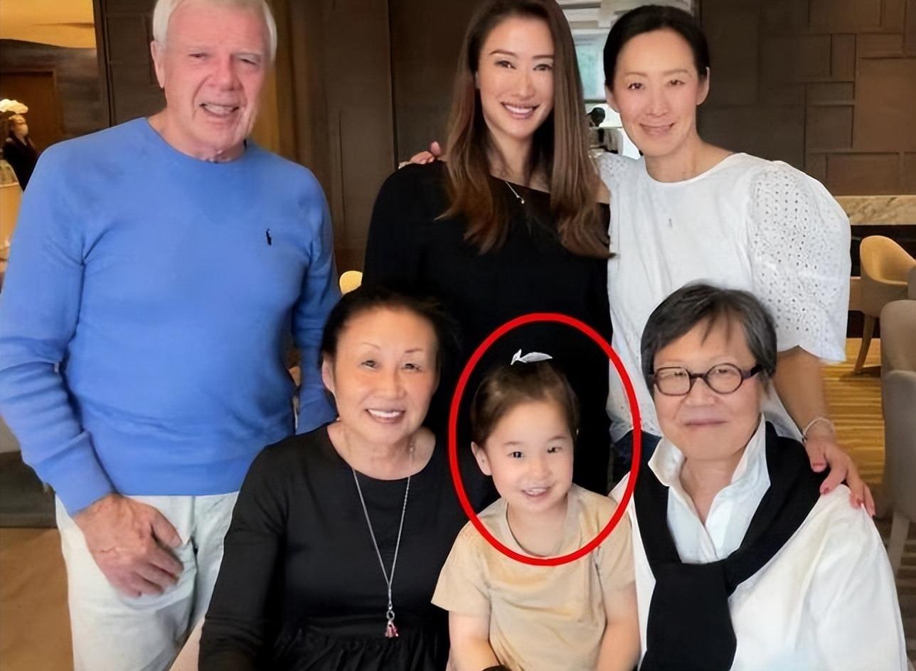 谢贤|谢霆锋全家新年聚会,86岁谢贤老得太快,场面温馨又幸福