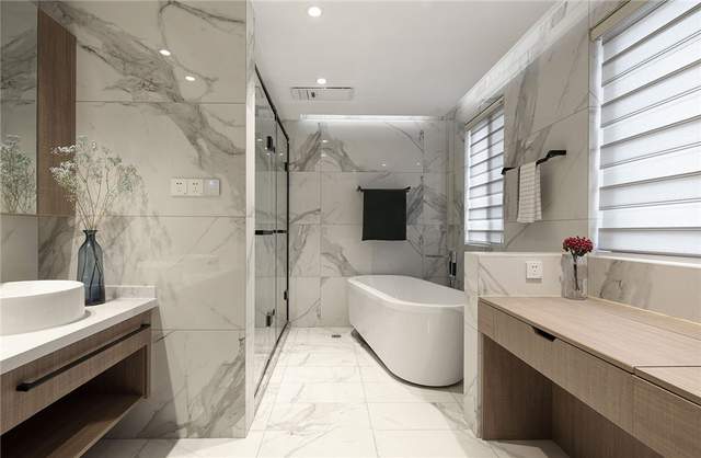 140平现代风三居室，客厅电视背景墙摒弃造型单一的木饰面设计