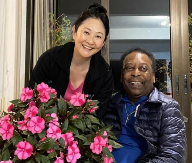 82岁贝利病情恶化！坐轮椅老到认不出发文感谢小32岁日本妻子