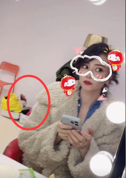 高圆圆|高圆圆加美颜后颜值失真，私人行李箱曝光，杂乱但接地气