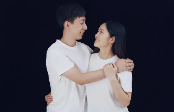 萌宝|韩天宇娇妻晒萌娃，身穿白衬衣，冲镜头嘟嘴卖萌，表情神似爸爸