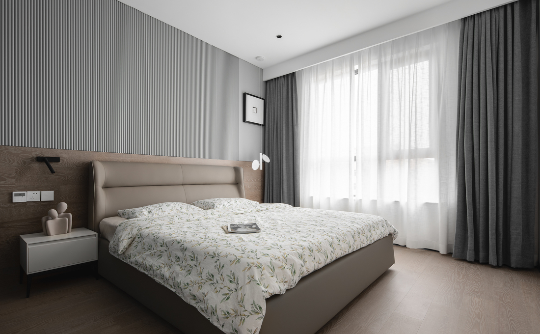 150㎡极简风，书房黑框玻璃门设于客厅，舒适敞亮且质感高级！