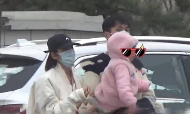 张若昀|张若昀带女儿出街，颜值引关注！开百万豪车出行，唐艺昕化身辣妈