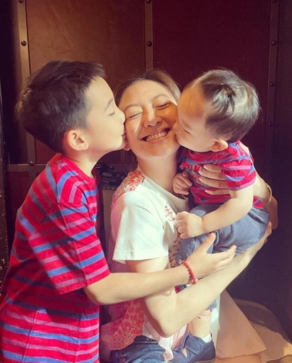 应采儿|应采儿爸爸罕晒外孙，2岁hoho在家打高尔夫，越长越像外婆