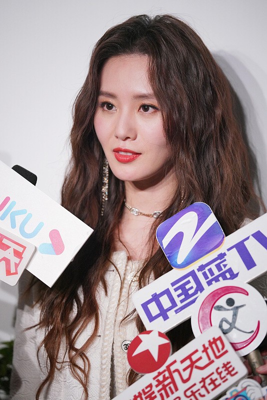 穿衣搭配|刘诗诗的“爆炸头”好个性,小香风穿搭挺温柔,看着好有女人味