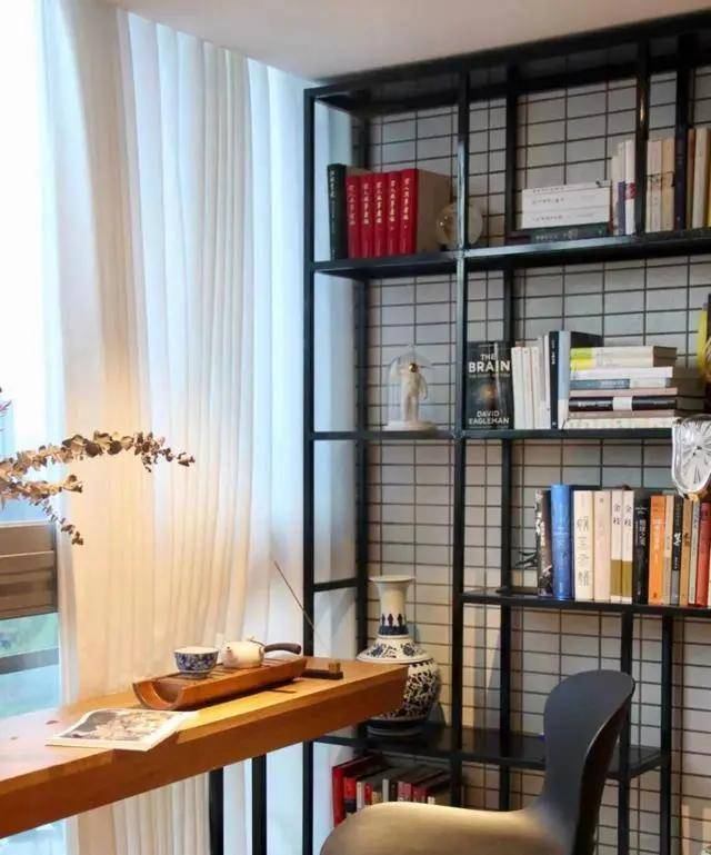 在阳台靠窗的位置装个小吧台，喝茶观景，不要太惬意！