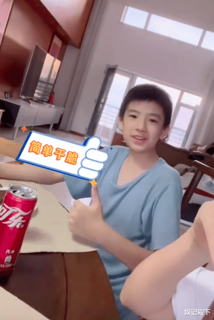 董洁|董洁父母长相曝光，老父亲五官端正超儒雅，三代同堂太温馨！