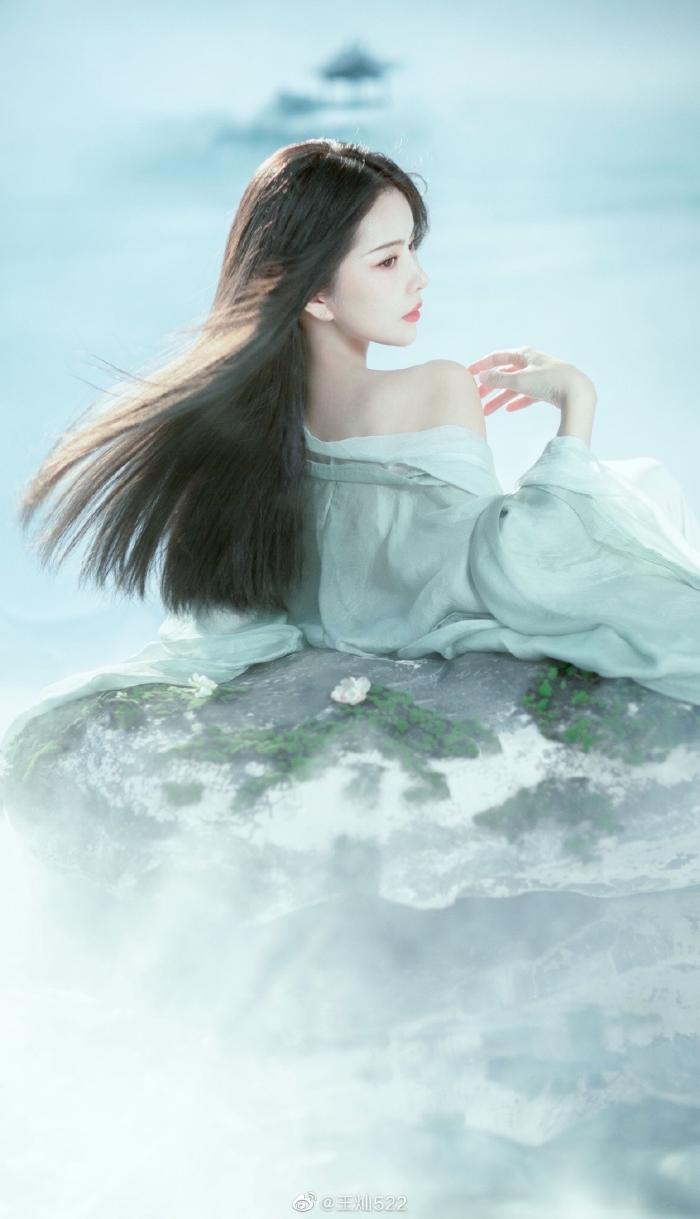 杜淳|杜淳晒女儿学走路，小蛋饺1岁不到步伐稳健，一身穿搭遭网友调侃