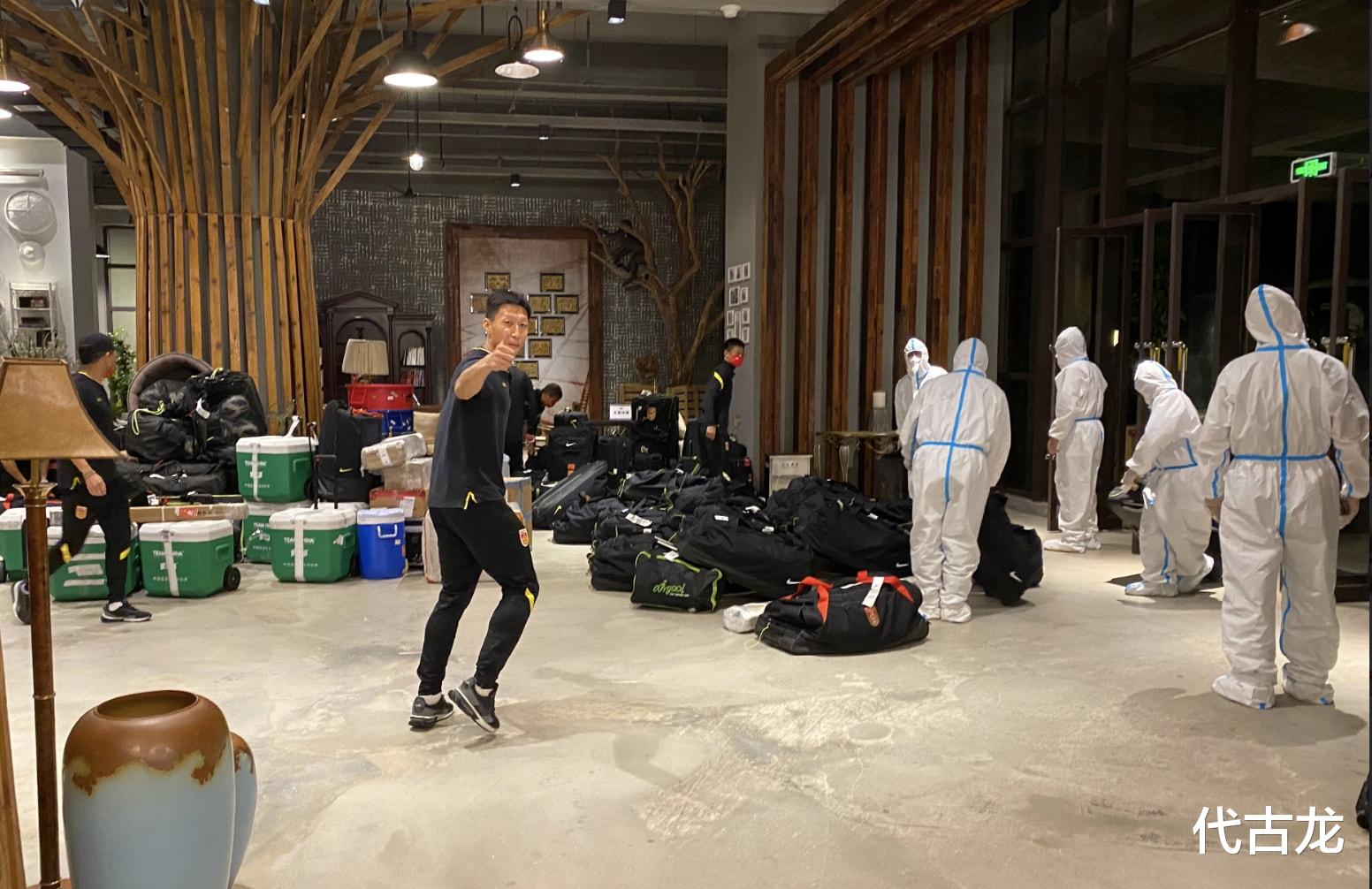 国足|辛苦了！国足将士凌晨3点半落地海口，中国足球开启新征程
