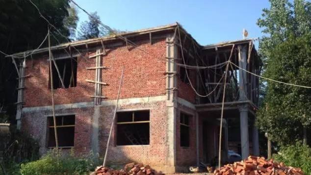 |手上有二十万就可以在农村自建房，假如你现在有二十万，你愿意去农村盖房子吗？