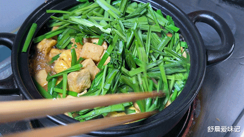 砂锅美味韭菜烧豆腐，豆腐裹上鸡蛋液味道煎制，韭菜翠绿，超好吃