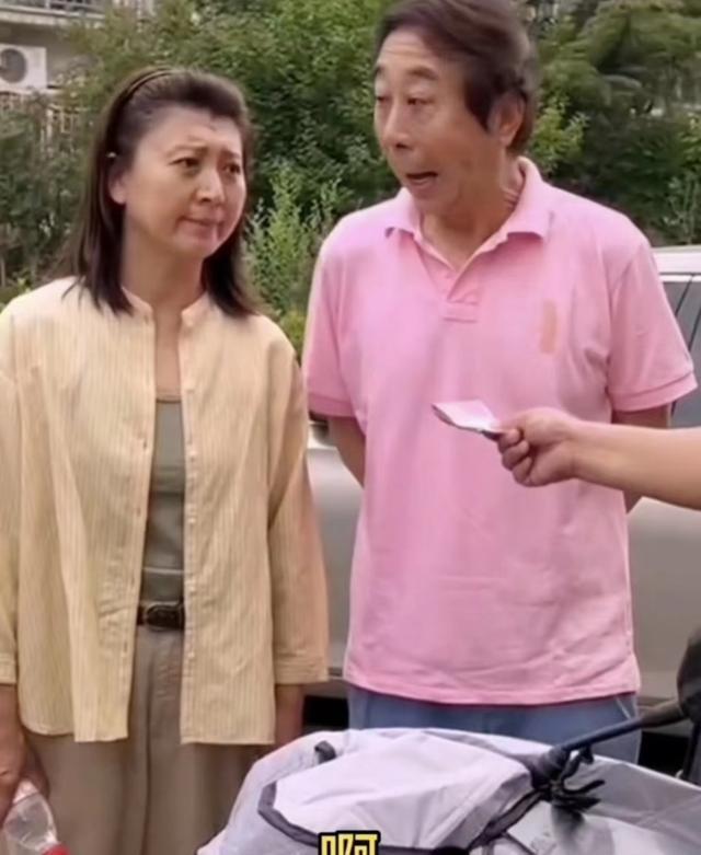 闫学晶跟冯巩开车被撞,站大街与外卖员争论,满脸皱纹色斑认不出