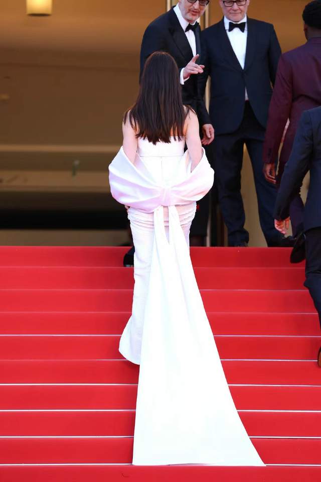 安妮·海瑟薇|安妮·海瑟薇亮相新片首映式！一袭白裙美得空灵，颈上钻石太闪亮