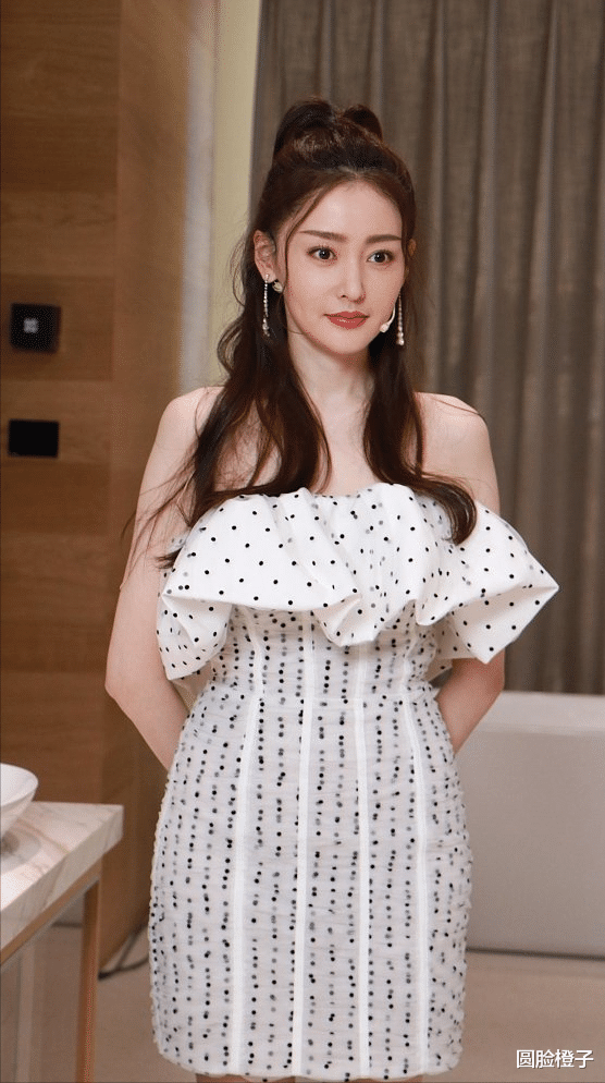 穿衣搭配 张天爱半扎马尾俏皮清丽，穿蛋糕裙亮相，妆容精致笑容甜美