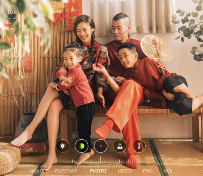 应采儿|应采儿春节晒全家福,和陈小春同框被指像父女,二胎儿子越来越像闺女