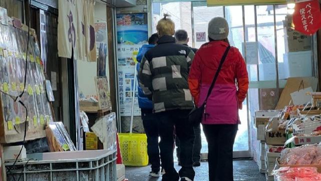 鹿晗|关晓彤鹿晗日本被偶遇，逛海鲜市场接地气，鹿晗露真容高调秀恩爱
