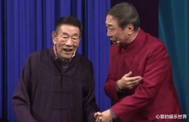 杨少华|90岁杨少华惹争议，瘦到脱相被架着参加活动，却需要上门做核酸