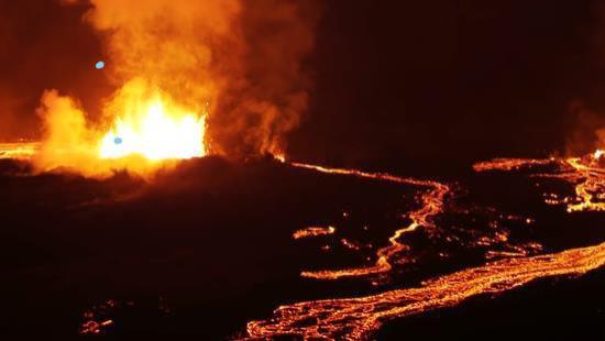 冰岛火山喷发时，监控拍到2个蓝光UFO，难道火山喷发真与UFO有关？