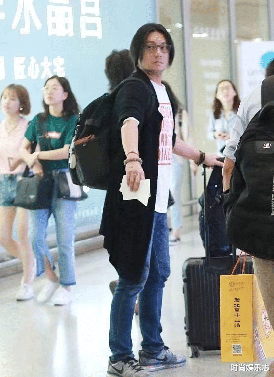 朱孝天变成油腻大叔！邋遢发型和大肚腩，和老婆站一起像父女！