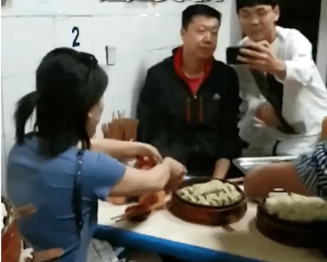 王治郅|再出发，姚明重用，45岁王治郅走上新岗位，和32岁娇妻吃地摊甜蜜