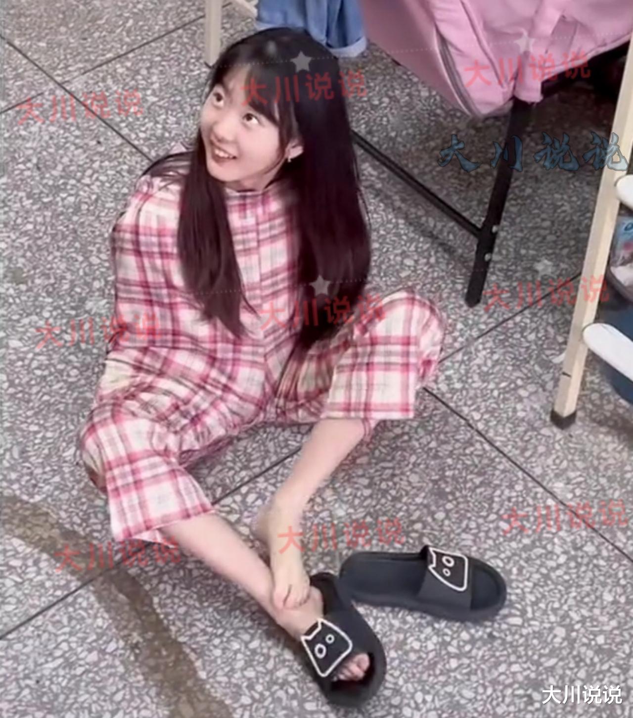 四川一女大学生真苗条,只穿裤子搞怪,网友:头以下全是腿,慕了