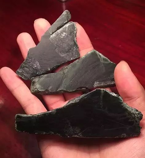 翡翠|翡翠原石切出难得一见的墨翠,神秘感满满!