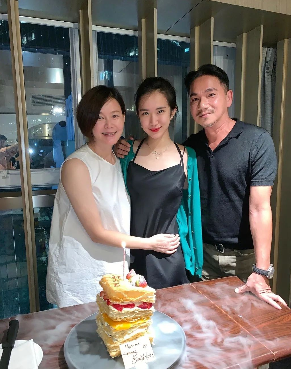 骆达华|?骆达华牵22岁女儿逛街，被指举止不妥惹争议，骆欣言外形出众像妈