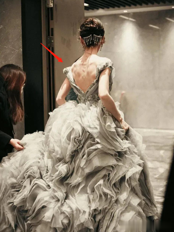 李小冉|梅婷的腿，李小冉的胸，让我看到了中年女星的“性张力”