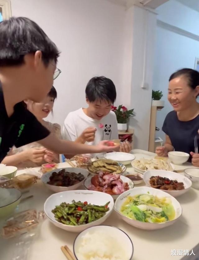 |孙辉孙卓分月饼懂事,彭四英做饭丰盛,孙海洋视频连线中秋送祝福