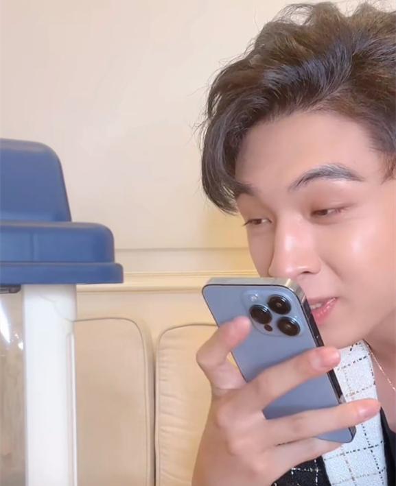 何九华|德云社秦霄贤直播,用小奶音与母亲聊天,而何九华待遇就不一样了