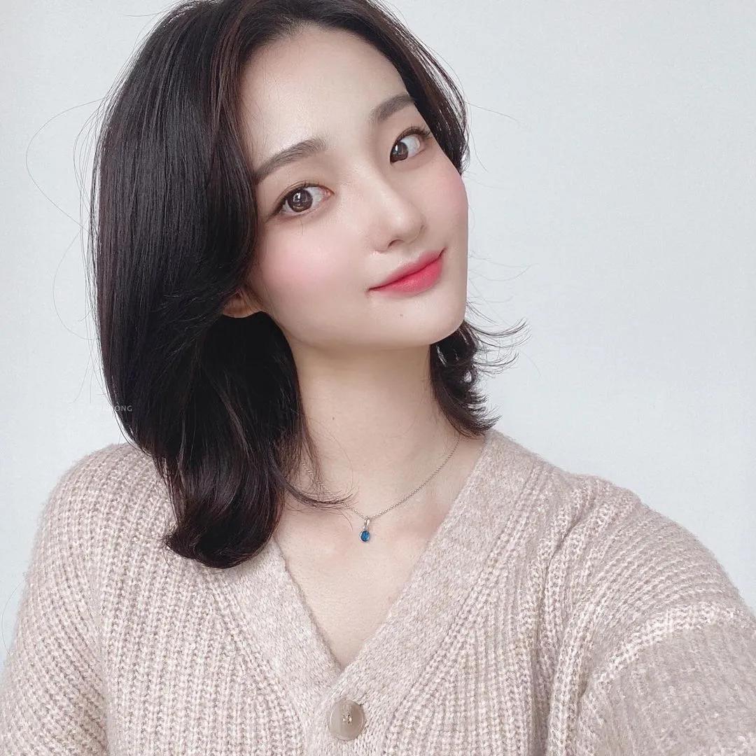 短发 还是中长锁骨烫发最养眼，10款时尚减龄的中长卷发，每一款都好看