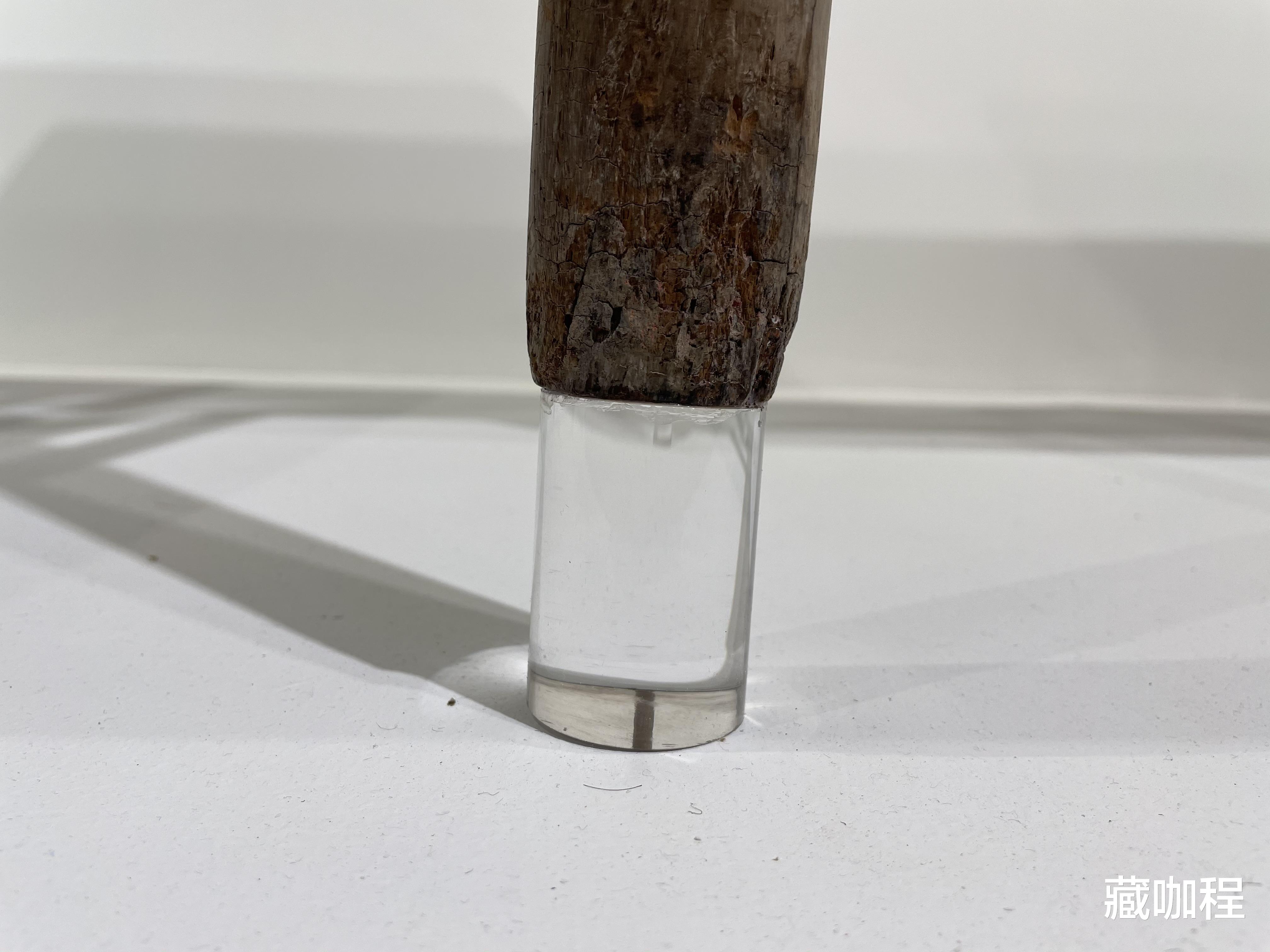 |干皮壳、窄边框镶独板,黄花梨平头案踩玻璃足