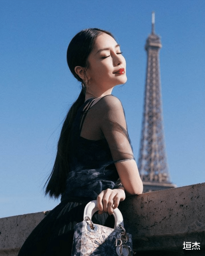 黄晓明|为什么杨颖和黄晓明结婚时候的照片怪怪的，不像她本人？