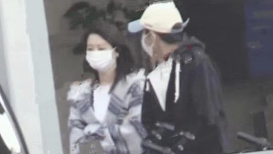 张一山|太长情！张一山在车内与人热吻，同回公寓疑似同居，是法拉利女主