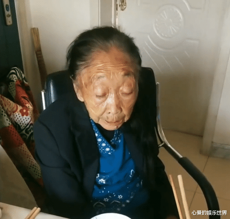 85岁马玉琴2天没起床,一好转就被拉着直播,网友:老娘养无用儿