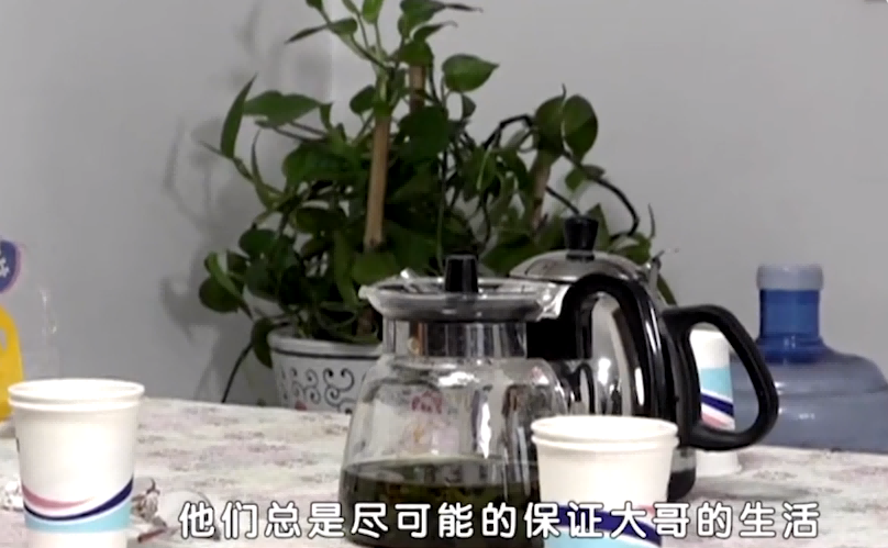 弟弟赡养哥哥20年,其女儿却不闻不问,哥哥:那房子归你了