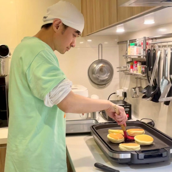 古巨基|古巨基为54岁老婆庆生罕见下厨!皮肤水嫩似少年,2岁儿子罕同框