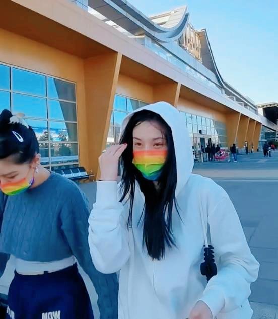 宋祖儿|宋祖儿在大理逛扎染店，被店长夸赞：人又美又有礼貌