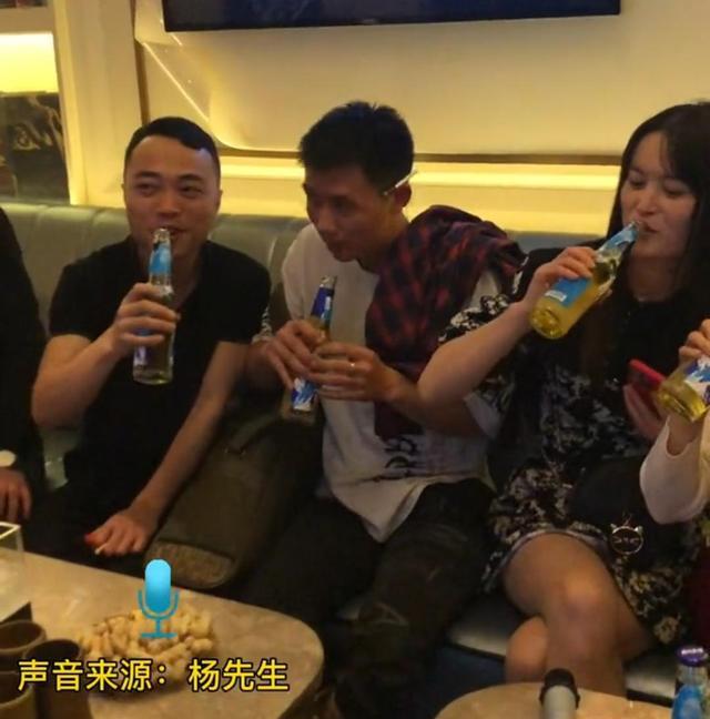 |一男子的朋友跟他开玩笑,约他去钓鱼,最后却让他带渔具去唱歌