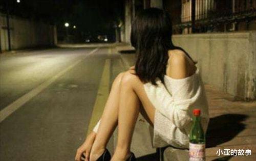 四人喝到半夜,醉酒被拉去开房后竟死在房中,丝袜内裤凌乱
