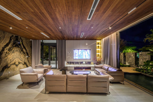 这栋750㎡豪宅，让我见识到了养老房的“天花板”，自建小型公园