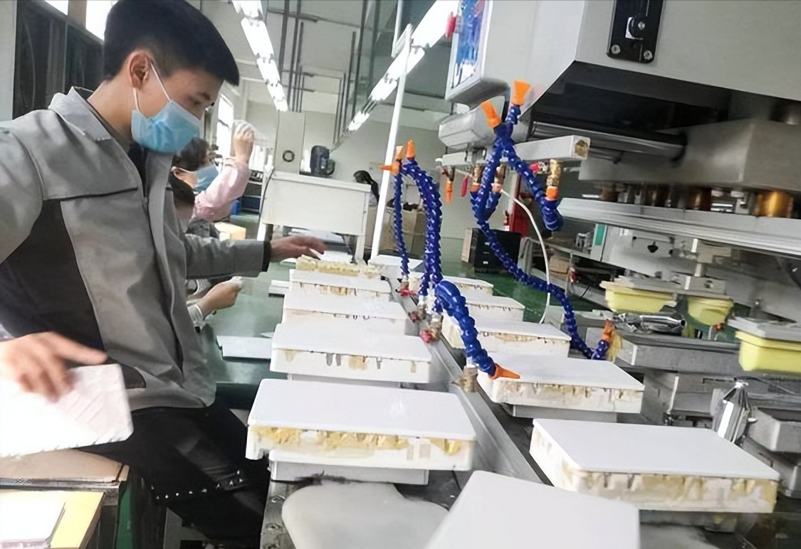大学生|大学毕业后，不如去月饼厂混日子？一段内部视频流出引发羡慕