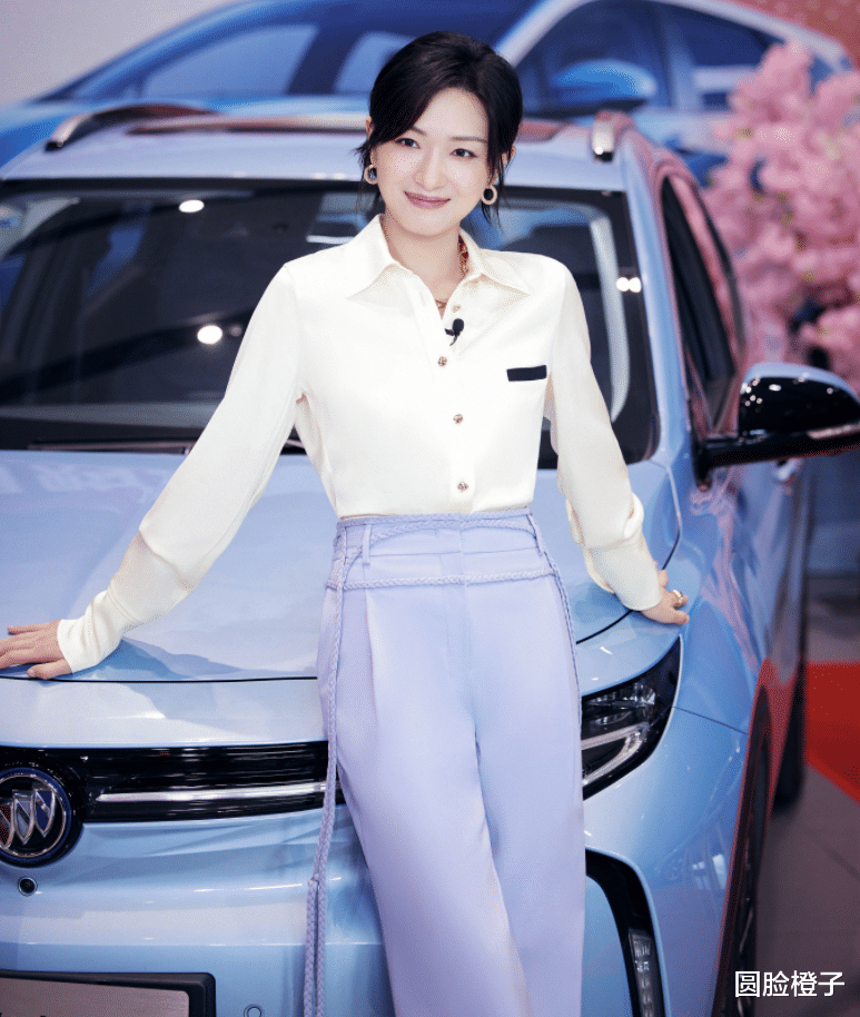 熬夜 万茜穿连衣裙太美了,一身纯白色西装裙拍写真,五官精致气质冷艳