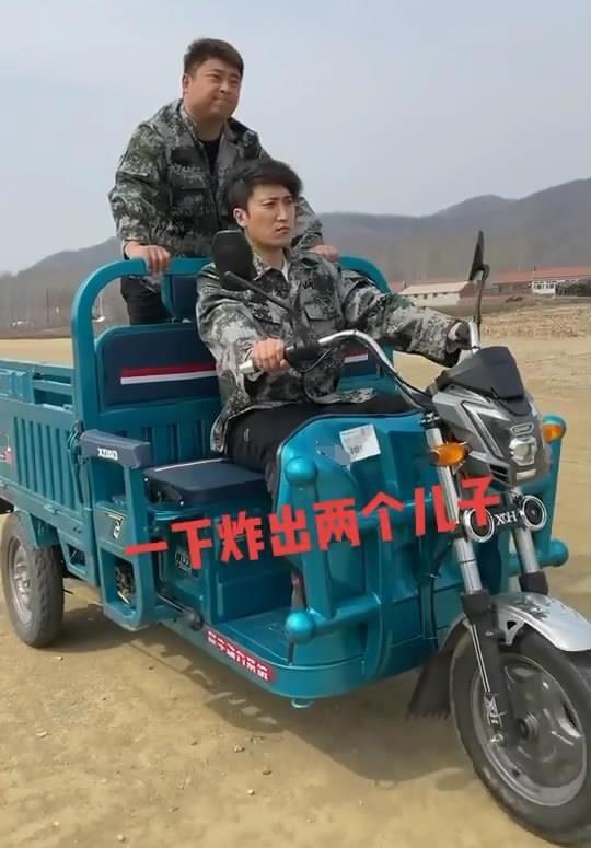 赵四|赵四带领两个儿子跳炸雷舞,深度解析赵四的“炸雷”是如何诞生的