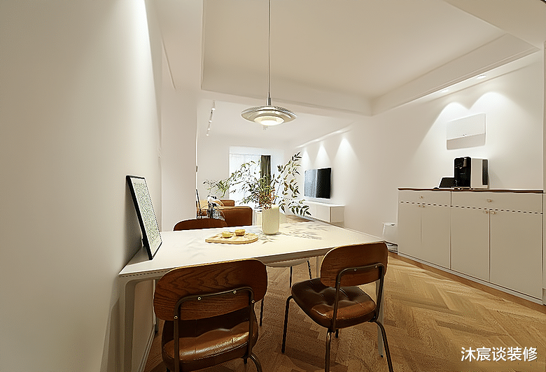 她家的装修没有随大流，仅用白墙与原木，轻松打造出极简温馨的家