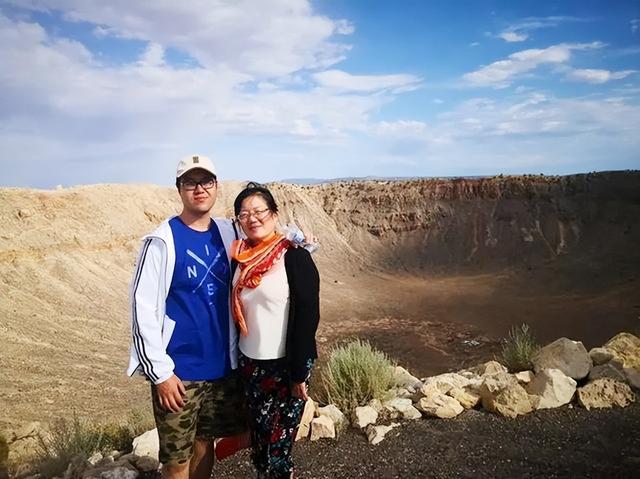 专家误判是“火山口”,男子花低价将其买下,结果家族成亿万富豪