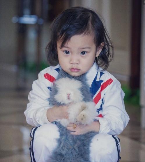 奥利|都说甜馨“整容式长大”,但看到7岁的奥莉,才知何为“超模脸”